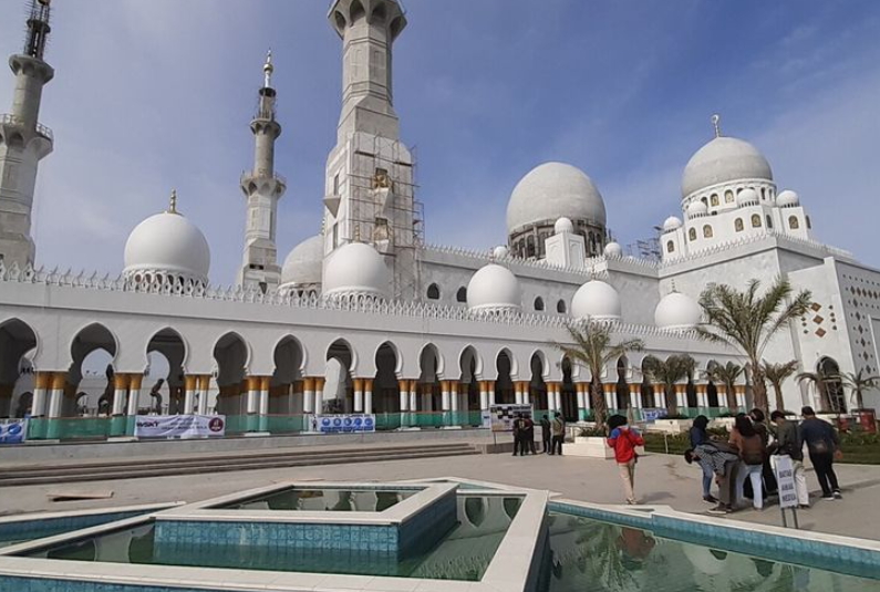 Desain Masjid Raya Sheikh Zayed AlNahyan Solo Kurang Cocok Untuk Indonesia